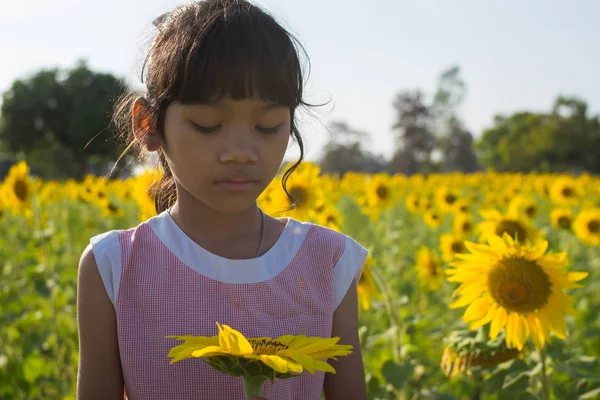 Menina Triste Campo Girassóis — Fotografia de Stock