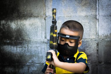 Çocuk oyun asker silahla oyuncak