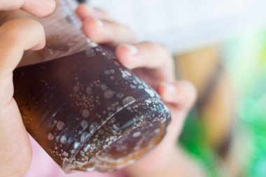 cam kola içmeyi kapatın