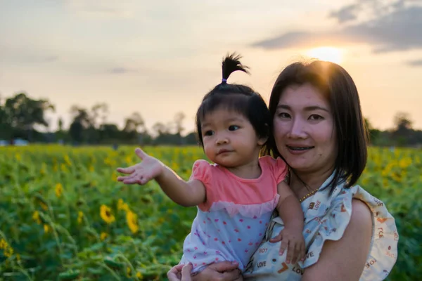 Mãe Feliz Bebê Campo Girassol — Fotografia de Stock