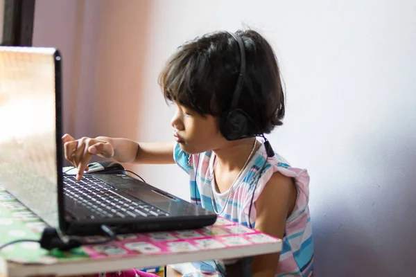 Uma Menina Usando Computador Notebook — Fotografia de Stock