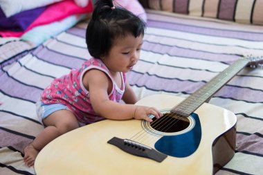 gitar çalarak bebek