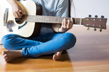 güzel kız gitar veya Ukulele oynamaktan