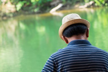 arka hipster adam nehir arka plan üzerinde kapatın