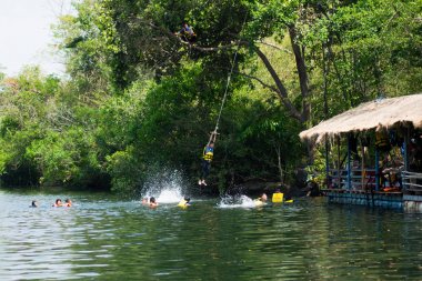 çocuk ve can yeleği sirindhorn Barajı Ubon Ratchathani, Tayland 2017 yılında nehirde oynayan arkadaşıyla