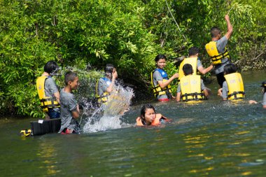 çocuk ve can yeleği sirindhorn Barajı Ubon Ratchathani, Tayland 2017 yılında nehirde oynayan arkadaşıyla