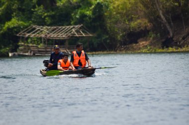 Üç adam sirindhorn Barajı Ubon Ratchathani, Tayland 2017 yılında seyahat teknede oturuyor