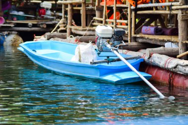 Mavi gökyüzü plastik tekne motor ile