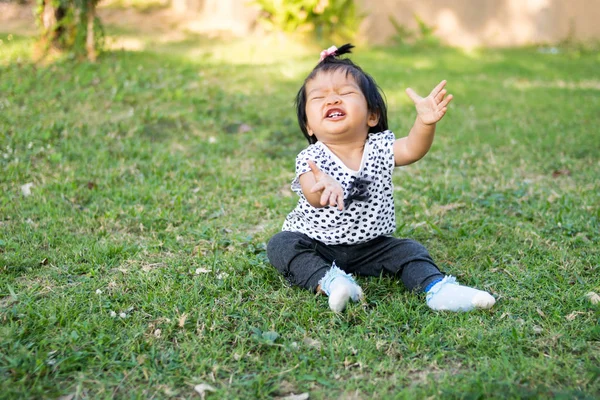 Yeşil Çayır Üzerinde Oturan Mutlu Bebek Kız — Stok fotoğraf