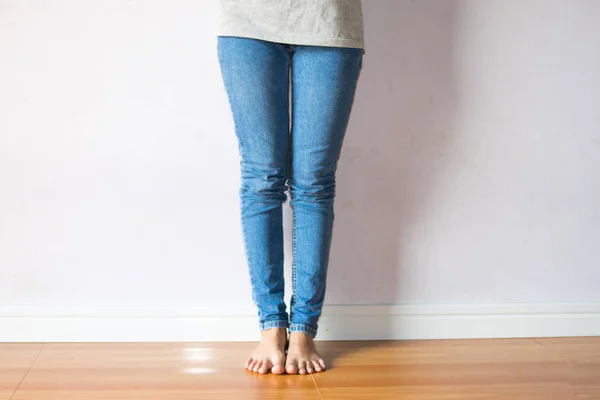 Pernas Mulher Com Jeans Azul Fundo Branco — Fotografia de Stock