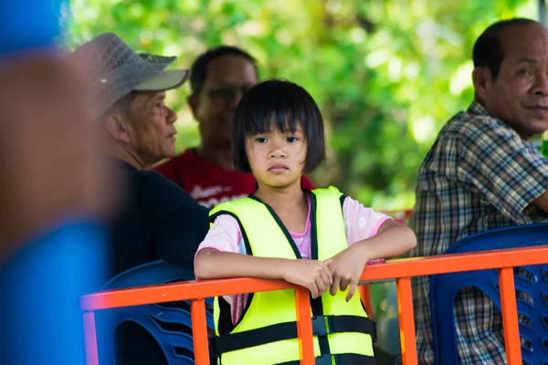 Uma Menina Com Colete Salva Vidas Barco Barragem Sirindhorn Ubon — Fotografia de Stock