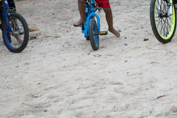 Jóvenes Amigos Con Bicicletas — Foto de Stock