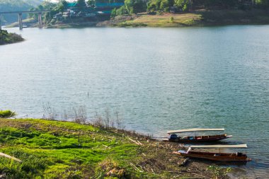 nehir tekne Sangkhlaburi, Kanchanaburi Tayland, Mon Bridge ile peyzaj