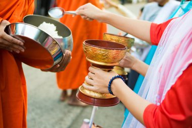 Myanmar kızlar sabah sadaka verin