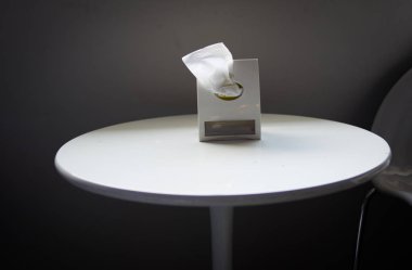 beyaz masa üzerinde doku kutusu tasarımı