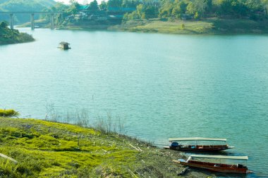 Sangkhlaburi de Mon Köprüsü tekne ile nehir peyzaj, Kanchanaburi Tayland
