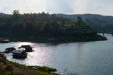 Kanchanaburi Tayland Nehri yakınında yüzen ev