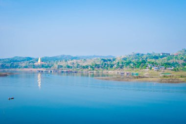 Kanchanaburi, Tayland dağ ile Nehirde tekne peyzaj