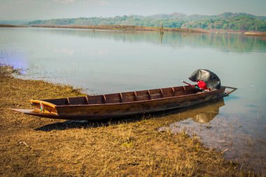 Gün batımında gölde tekne