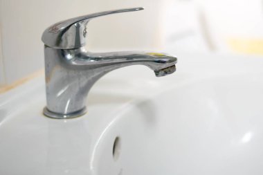 Banyo lavabo dokunun su çalışan ile