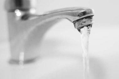 Banyo lavabo dokunun su çalışan ile