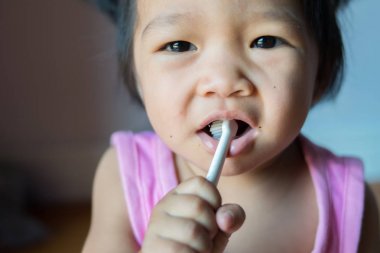 diş fırçası ilk kez kullanan bebek kız