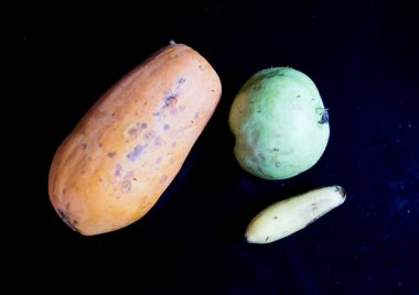 siyah arka planda Tay meyveler