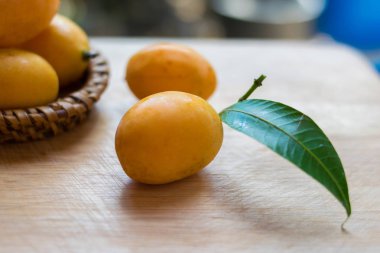 Plango, ahşap arka plan üzerinde tatlı marian Erik Tay meyve