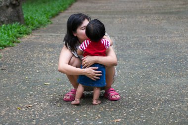 mutlu sevgi dolu bir anne ve kız açık yaz arka plan sarılma.