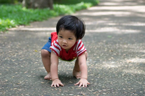 女の赤ちゃんは 公園に最初歩き始める — ストック写真