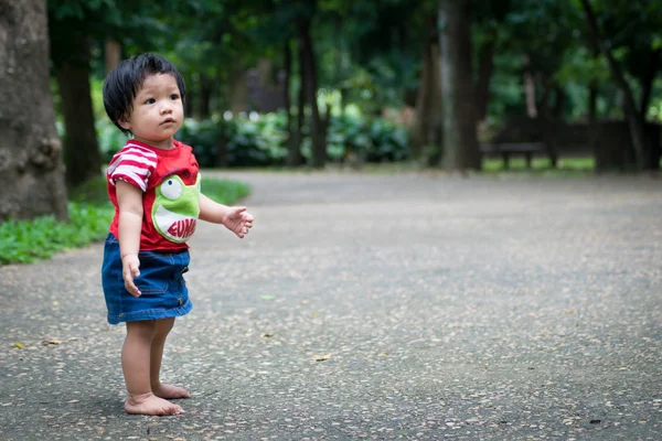 女の赤ちゃんは 公園に最初歩き始める — ストック写真