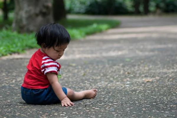 座っていると公園で遊ぶ女の赤ちゃん — ストック写真