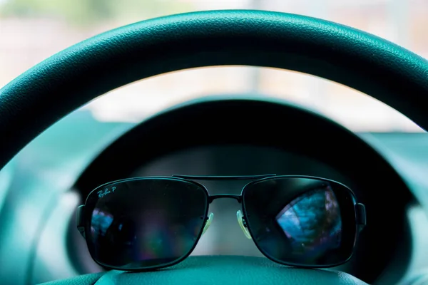 Lunettes Noires Sur Voiture — Photo