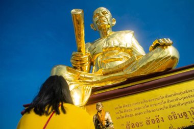 Tayland 'da altın Budist keşiş heykeli