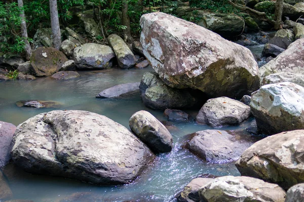 Pequeña Caída Agua Piedra Sobre Fondo Árbol Verde —  Fotos de Stock