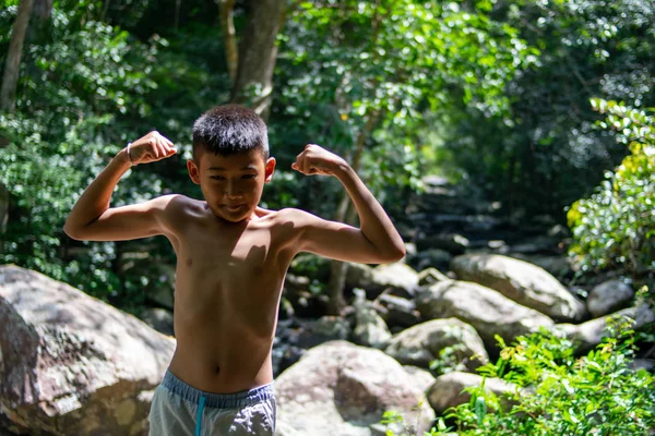 Asiático Chico Fuerte Músculos — Foto de Stock