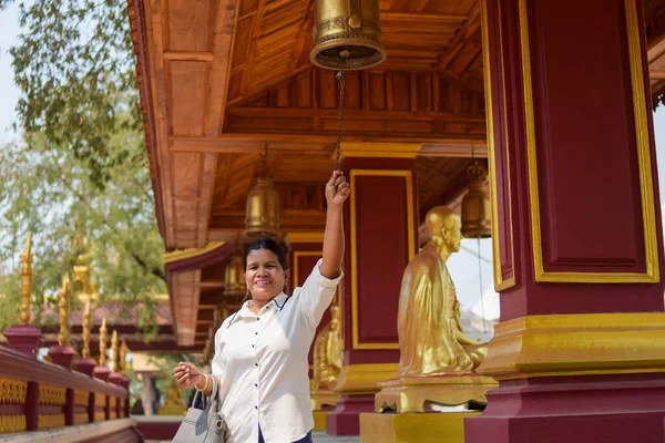 Mulher Velha Sino Templo Tailandês — Fotografia de Stock