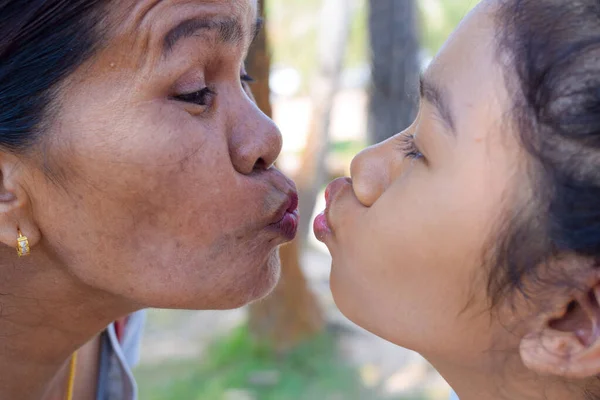 Feliz Familia Amorosa Madre Niña Besándose — Foto de Stock