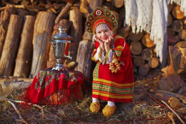 Küçük sevimli sarışın kız güzel geleneksel Rus kostüm 