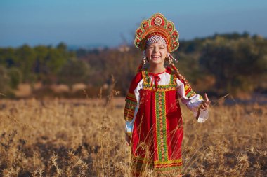Geleneksel Rus kostüm ve headdress sevimli gülümseyen kız