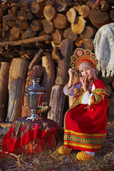 美しい伝統的なロシアの衣装で小さなかわいいブロンドの女の子 — ストック写真