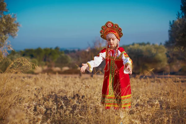 Liten söt blond flicka i vackra traditionella ryska kostym — Stockfoto