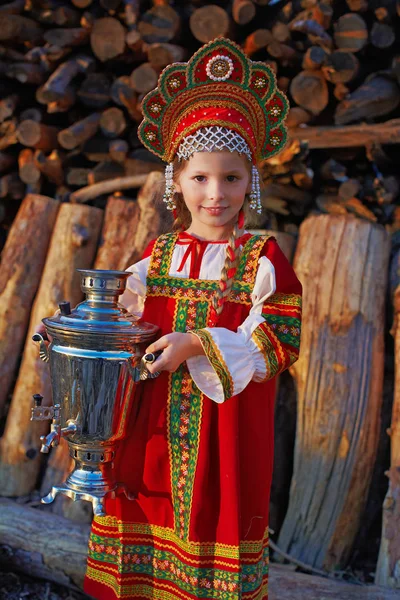 Küçük sevimli sarışın kız güzel geleneksel Rus kostüm 