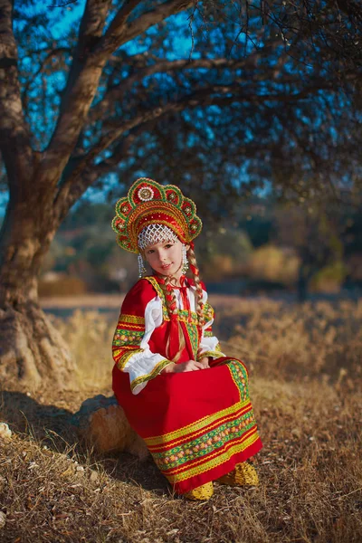 Küçük sevimli sarışın kız güzel geleneksel Rus kostüm — Stok fotoğraf
