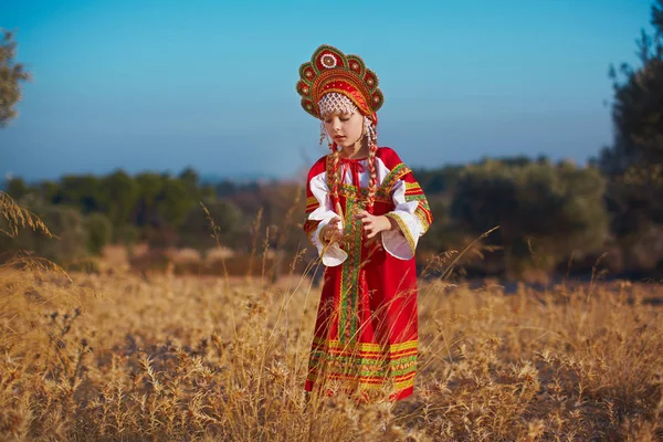 Kleine süße blonde Mädchen in schönen traditionellen russischen Tracht — Stockfoto
