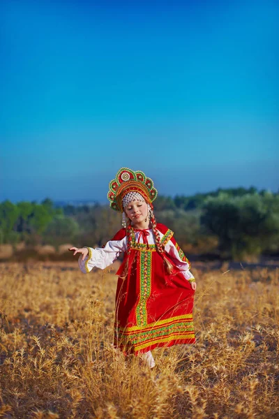 Rus Halk kostüm sahasında dans güzel kız — Stok fotoğraf