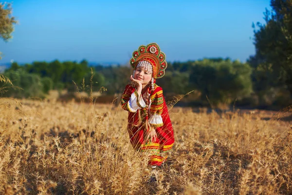 Menina bonita em traje popular russo dançando no campo — Fotografia de Stock