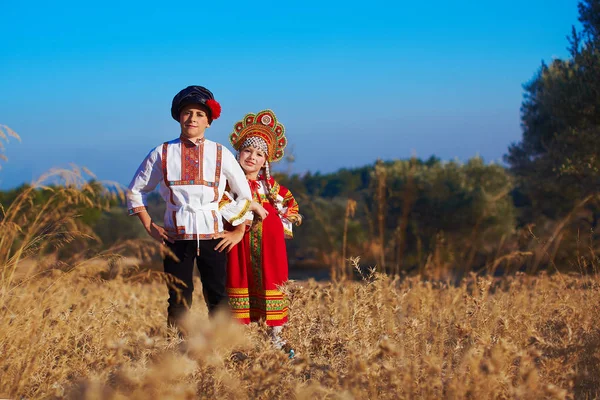 Flicka och pojke tillsammans i ryska folkdräkt — Stockfoto