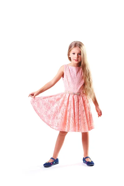 Linda loira seis anos de idade menina pequena no fundo branco no vestido de baile rosa . — Fotografia de Stock