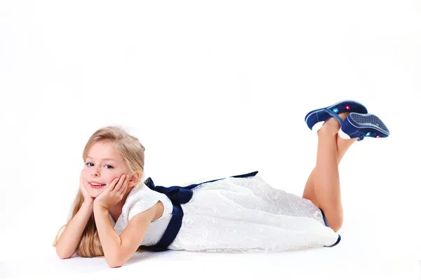 Menina loira muito pequena em vestido de baile branco estabelece e sorrindo — Fotografia de Stock